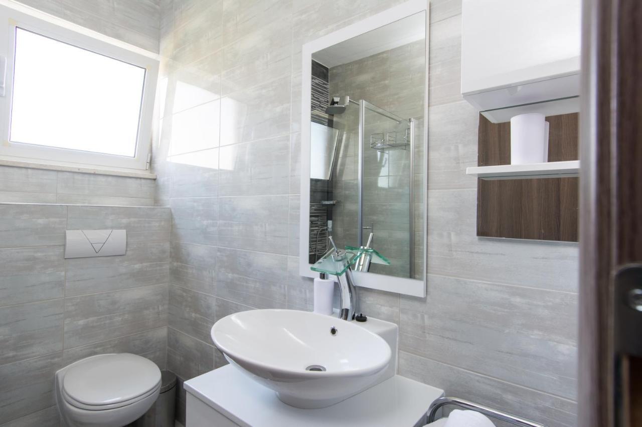 Lux Apartman S Pogledom Na More Trogir Exterior photo