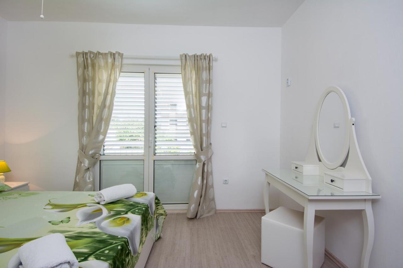 Lux Apartman S Pogledom Na More Trogir Exterior photo