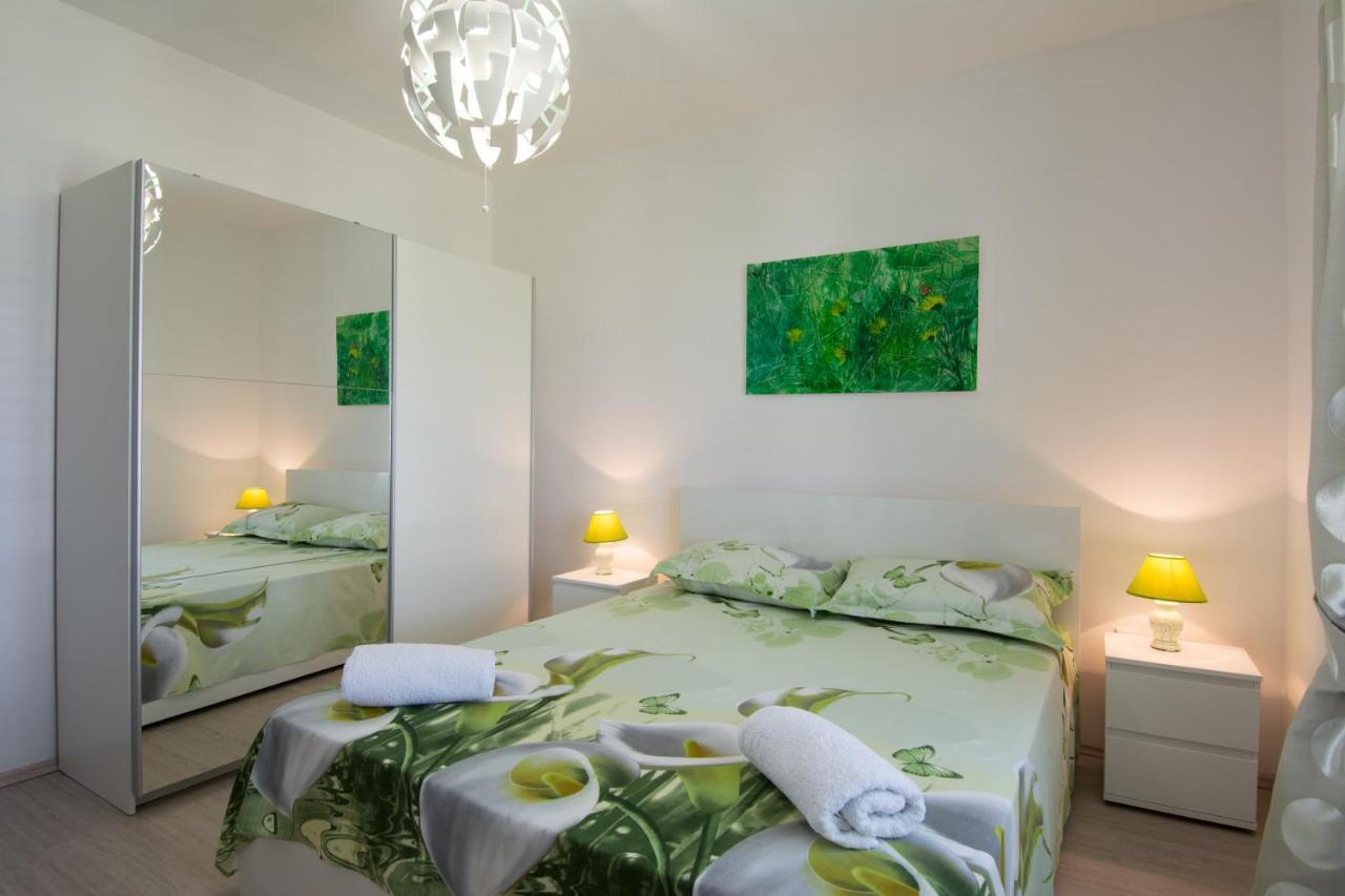 Lux Apartman S Pogledom Na More Trogir Exterior photo